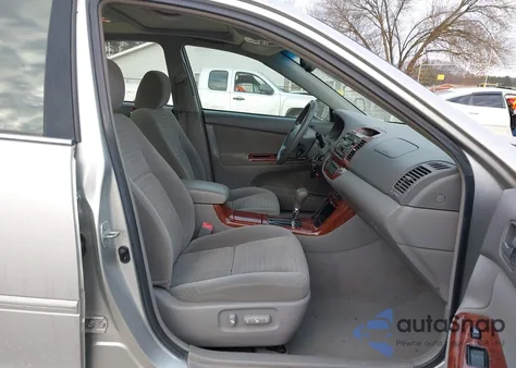 2005 Toyota Camry Xle z USA, uszkodzony, nr VIN 4T1BE32K55U559128